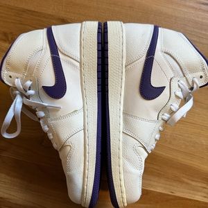 Air Jordan 1 High purple / white (woman7 or youth5.5)